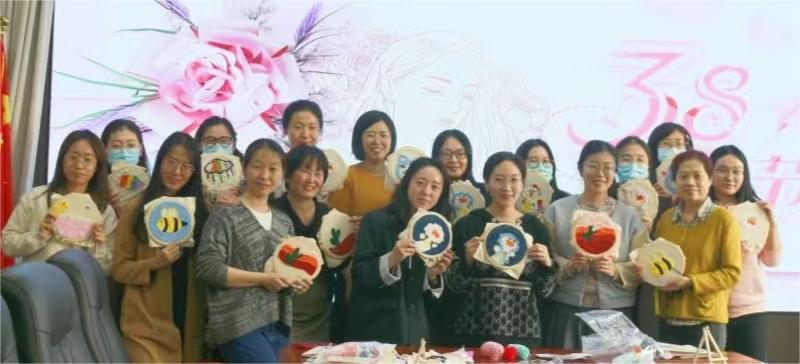 穿梭于方寸之間，感受傳統(tǒng)與現(xiàn)代的交融 ——農(nóng)墾中心舉辦“巧手展風(fēng)采，綻放‘她力量’”活動(dòng)慶?！叭恕眿D女節(jié)